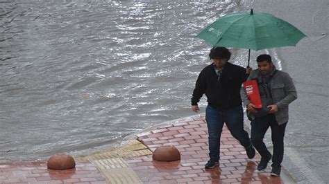 Antalyada Turuncu Kod alarmı Sağanak yağış hayatı olumsuz etkiledi